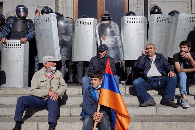 Manifestación en Ereván contra el acuerdo de alto el fuego en Nagorno Karabaj