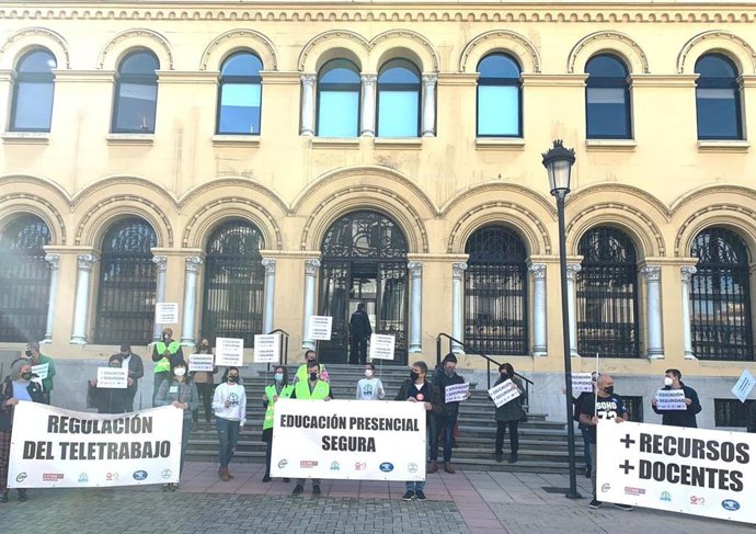 Manifestación de sindicatos de Educación ante la sede de la presidencia del Principado.