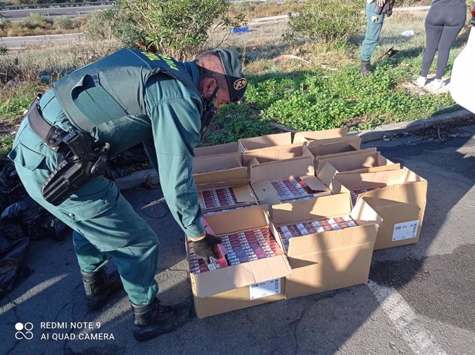 Un agente de la Guardia Civil con tabaco de contrabando intervenido