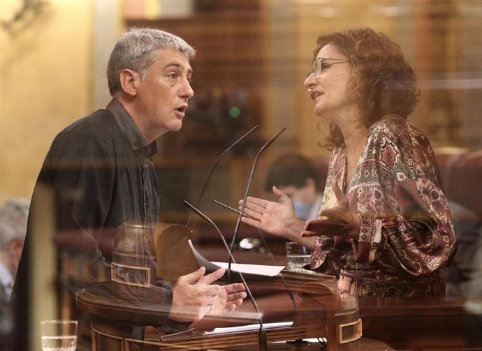 Montaje del diputado de EH Bildu en el Congreso, Oskar Matute, y la ministra portavoz y de Hacienda, María Jesús Montero, durante su intervención en el Congreso 