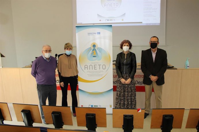 Miguel Angel Pozueta, Cecilia Gómez, del programa Aneto, la consejera Rebeca Esnaola y Esteban Gorostiaga