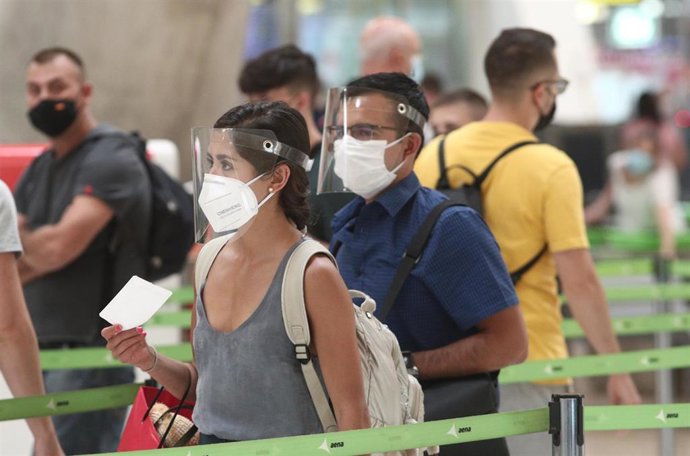 Pasajeros en la terminal de un aeropuerto.
