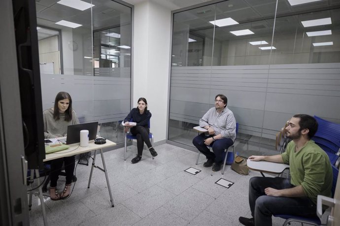 Tres alumnos reciben una clase en una academia de inglés en Madrid
