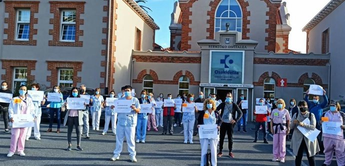 Trabajadores de Osakidetza se cncentran ante el Hospital de Cruces en la terecera jornada de huelga