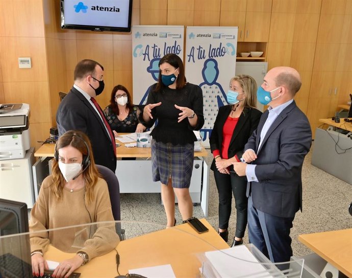 La alcaldesa Gema Igual visita el servicio de teleasistencia