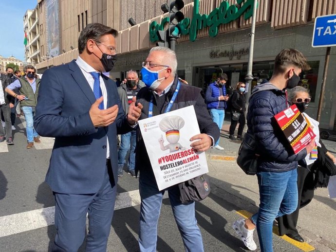 El alcalde de Granada, Luis Salvador, participa en la manifestación convocada por los hosteleros