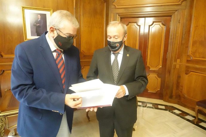 El presidente de la Asamblea Regional, Alberto Castillo, recibe a Antonio Gómez Fayrén, presidente del Consejo Jurídico