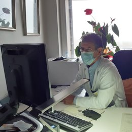 El doctor Carlos Ruiz en su despacho