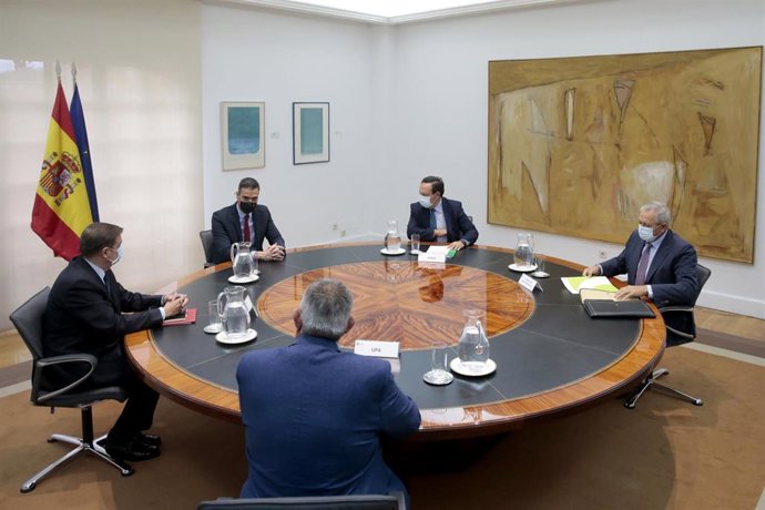 El presidente del Gobierno, Pedro Sánchez, acompañado del ministro de Agricultura, Pesca y alimentación, Luis Planas, mantiene un encuentro con representantes de organizaciones profesionales agrarias y cooperativas agro-alimentarias de España, en el Pal