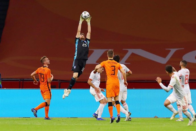 Unai Simón bloca un balón en el amistoso entre la selección española y Países Bajos