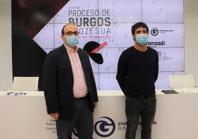 El director foral de Derechos Humanos, Ion Gambra y el  investigador de Aranzadi, Javi Buces