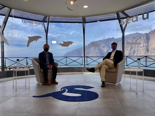 El consejero de Turismo del Cabildo de Tenerife, José Gregorio Martín, y el alcalde de Santiago del Teide, Emilio Navarro, en el congreso internacional de avistamiento de cetáceos