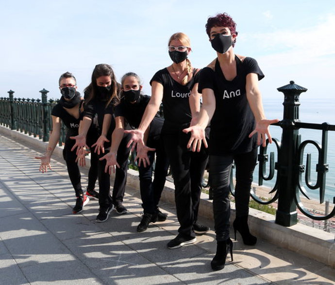 Pla conjunt d'un grup de dones ballant en la protesta per reclamar la reobertura de les escoles de dansa al Balcó del Mediterrani de Tarragona. Imatge del 12 de novembre del 2020 (Horitzontal).