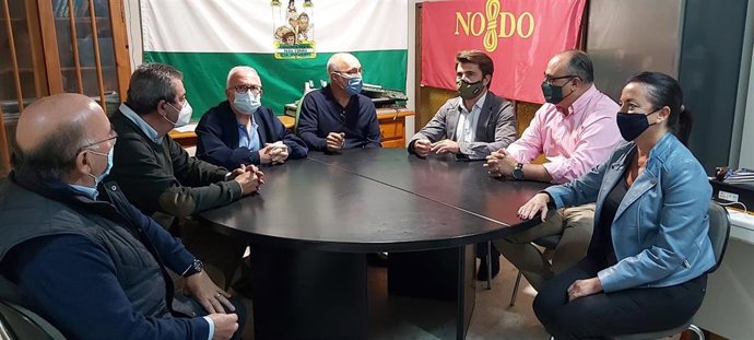 Beltrán Pérez, portavoz del PP, con vecinos de Los Mares