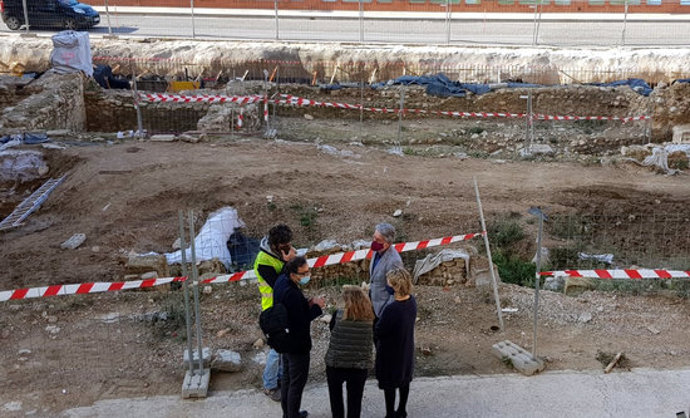 Pla general picat de lalcaldessa de Tortosa, Meritxell Roigé, el tinent d'alcalde, Enric Roig, i el responsable del projecte i director de lobra, Josep Camps, visitant l'obra. Imatge del 12 de novembre del 2020 (horitzontal)