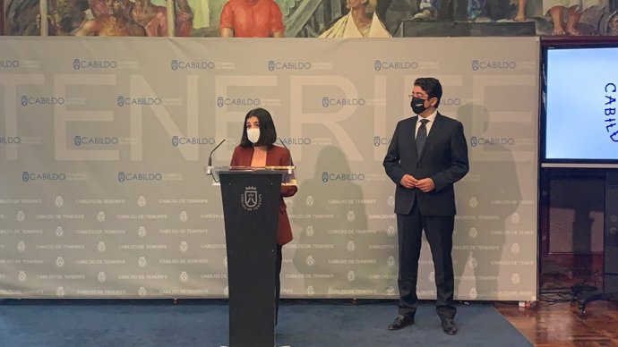 La ministra de Política Territorial, Carolina Darias, junto al presidente del Cabildo de Tenerife, Pedro Martín