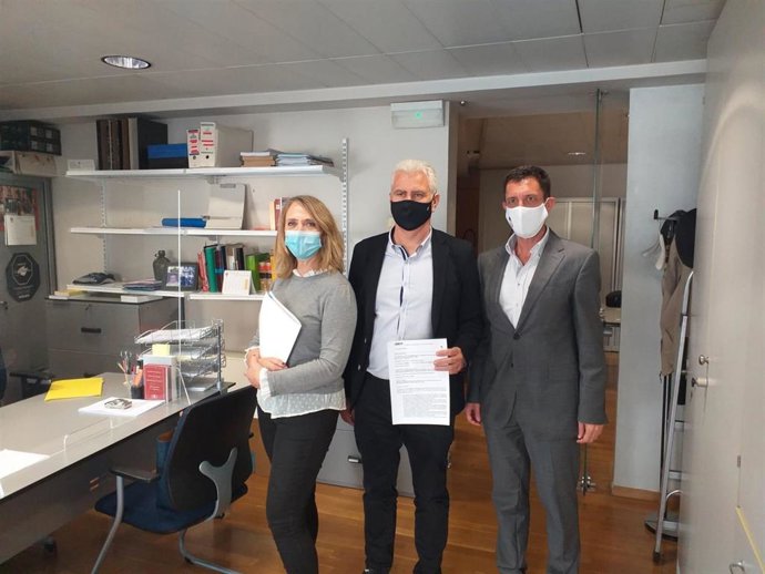 Lina Pons y Josep Meli registran la enmienda a la totalidad de los presupuestos de Baleares para 2021, acompañados de Antoni Amengual.