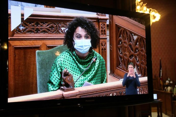La consellera de Territorio del Consell de Mallorca, Maria Antonia Garcías, durante el pleno de la institución insular.