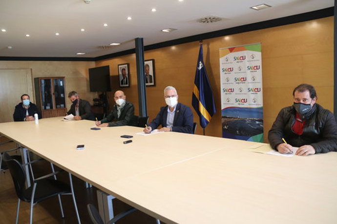 Pla general del moment de la signatura del manifest entre l'alcalde de Salou, Pere Granados, i representants de les associacions empresarials del municipi. Foto del 12 de novembre del 2020 (Horitzontal).