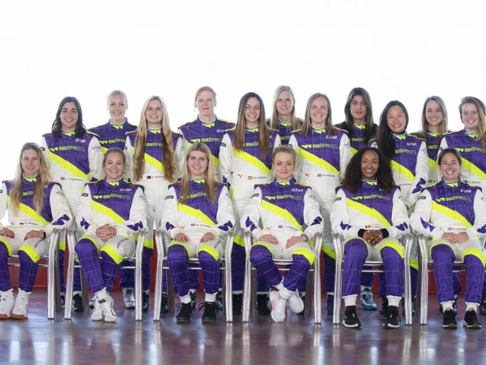 Marta García, en el centro de pie, junto al resto de seleccionadas para las W Series