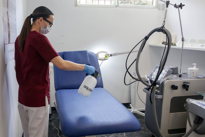 Una treballadora desinfecta la llitera d'un centre d'esttica (Arxiu)
