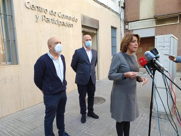 Susana Díaz atiende a los medios, acompañada por Rafael Bados y Antonio Ruiz.