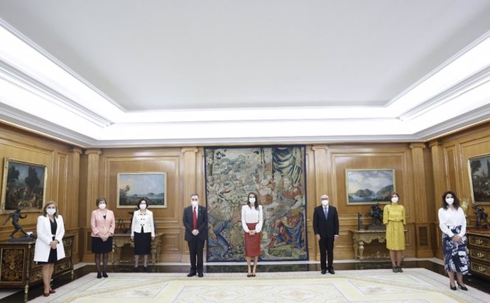 La Reina Letizia con la Junta directiva de la Asociación Teléfono de la Esperanza.