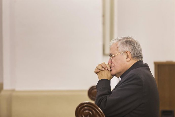 El obispo de Córdoba, Demetrio Fernández, rezando, en una imagen de archivo.
