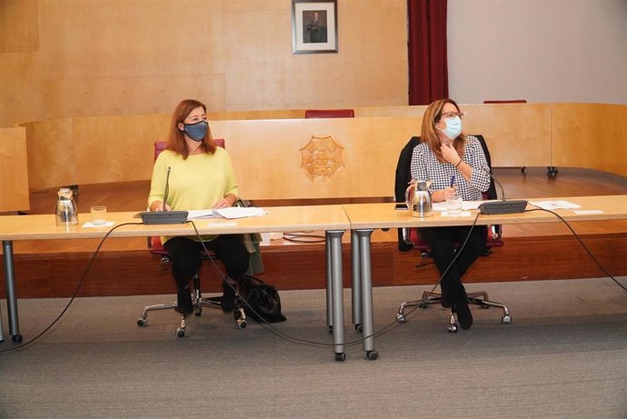 La presidenta del Govern, Francina Armengol, y la presidenta del Consell de Menorca, Susana Mora.