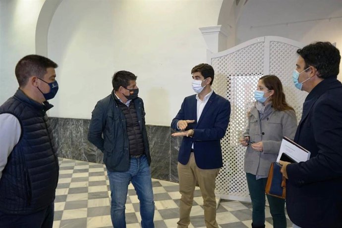 El diputado de Fomento e Infraestructuras, Francisco Oblaré, ha mantenido este jueves un encuentro con el alcalde de Coín, Francisco Santos.