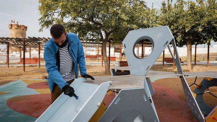 Aplicación de nanopintura en un parque infantil