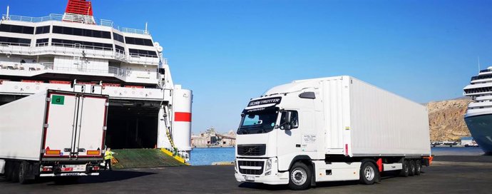 Un camión embarca en un ferri en el Puerto de Almería