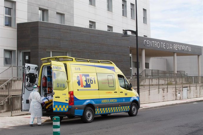 Un trabajador sanitario totalmente protegido acude en una ambulancia a la residencia de ancianos de San Cibrao donde se ha originado un brote de Covid-19, en San Cibrao, Lugo.