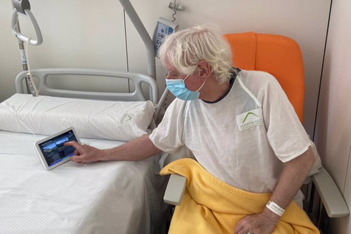 Una persona ingressada utilitzant un dispositiu a l'hospital d'Olot, en una imatge cedida aquest 12 de novembre del 2020. (Horitzontal)