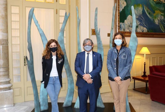 El presidente del Parlament, Vicen Thomas, junto a la presidenta de la Federación de Cooperativas de Baleares, Malena Riudavets, y la vicepresidenta de la misma, Jernima Bonaf.