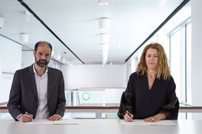 Daniel Navas-Parejo, director del sector energía y utilities de IBM España, y Silvia Bruno, Chief Innovation&Technology Officer de Elewit