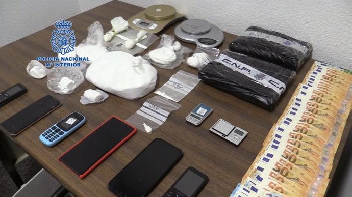 Efectivos incautados en el operativo policial.