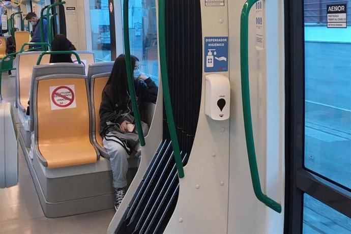 Dispensador de gel hidroalcohólico en el metro de Granada