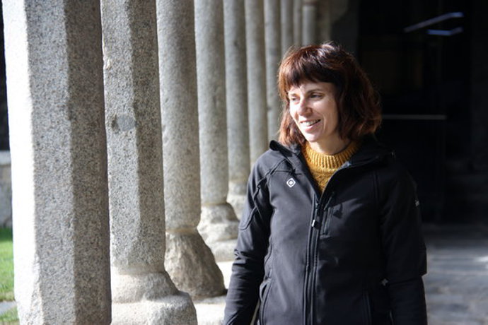 Pla mitj de la delegada de patrimoni del Bisbat d'Urgell, Clara Arbués, als claustres de la Catedral de Santa Maria d'Urgell. Imatge del 12 de novembre de 2020 (Horitzontal).