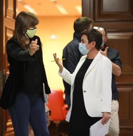 La portavoz de JxCat, Laura Borrás (i), conversa con la portavoz parlamentaria de Bildu, Mertxe Aizpurua, tras la rueda de prensa posterior a una reunión de la Junta de Portavoces en el Congreso de los Diputados.