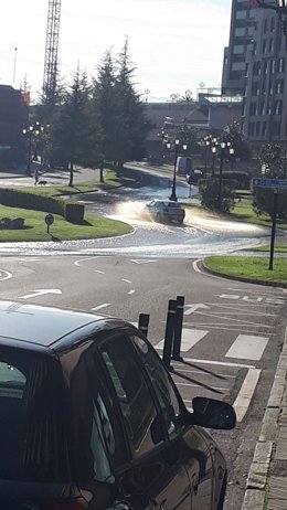 La rotura de una tubería general inunda varias calles de Montecerrao en Oviedo