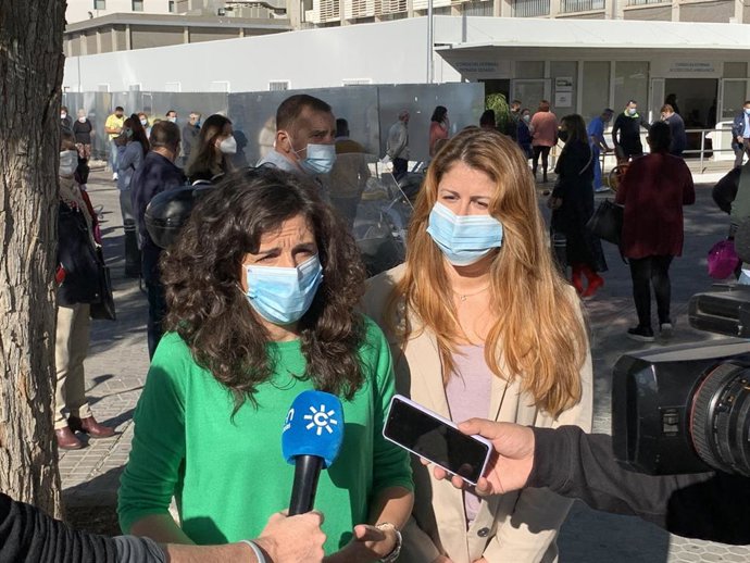 La secretaria de Servicios Públicos y Cuidados y coportavoz de Podemos Andalucía, Libertad Benítez, atiende a los medios.