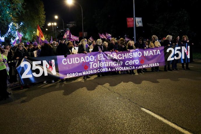 Pancarta en la que se lee '25N. Cuidado el machismo mata. Tolerancia cero', en la manifestación en Madrid con motivo del Día Internacional para la Eliminación de la Violencia contra las Mujeres, en Madrid a 25 de noviembre de 2019.