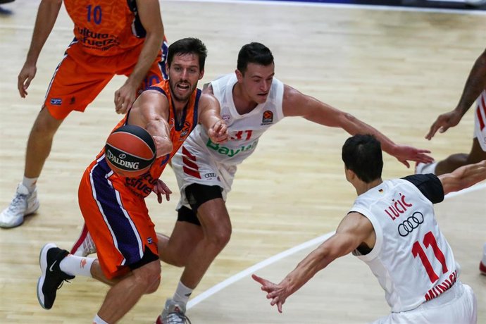 Sam van Rossom pasa un balón durante un amistoso de pretemporada entre el Valencia Basket y el Bayern