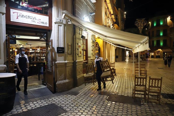 Cierre de locales a las 18.00 horas en Málaga