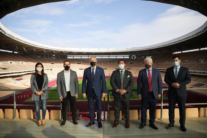 El consjero de Educación y Deporte, Javier Imbroda, visita el Estadio de La Cartuja en Sevilla