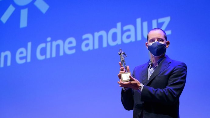 El productor sevillano Olmo Figueredo, con el Premio a la Taryectoria de Canal Sur