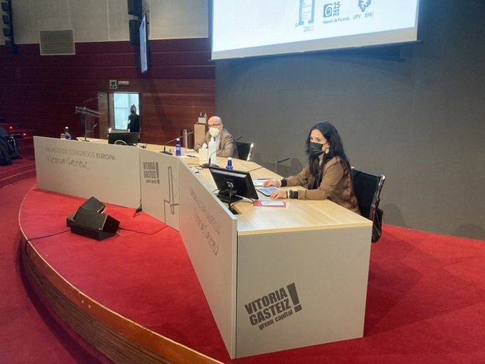 La vicepresidenta de la Fundación Fernando Buesa, Sara Buesa, abre las jornadas organizadas por la fundación en Vitoria