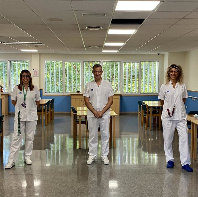 Noemí Martín, Gabriel Vallecillo y Marta Anguera, algunos de los autores del estudio del Hospital del Mar que demuestra que aplicar un modelo de atención integral evita el deterioro de los pacientes geriátricos ingresados con Covid-19.