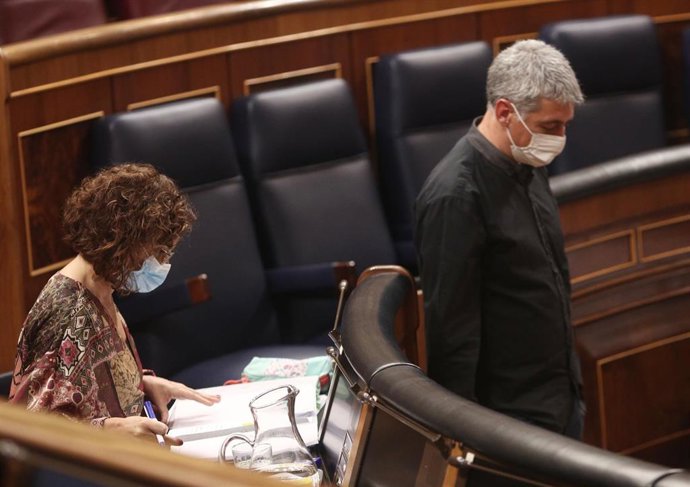 El diputado de EH Bildu en el Congreso, Oskar Matute, pasa al lado de la ministra portavoz y de Hacienda, María Jesús Montero, en el Congreso de los Diputados durante la segunda jornada del debate de los Presupuestos Generales para 2021, en Madrid (Espa